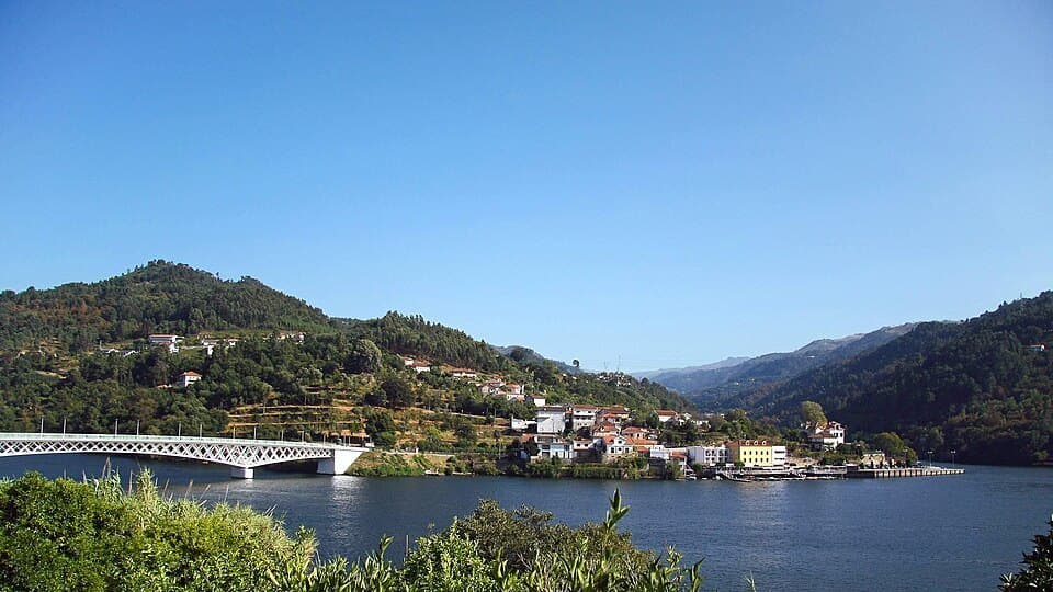 Cais e povoação de Porto Antigo vistos da outra margem do Douro, em Cinfães