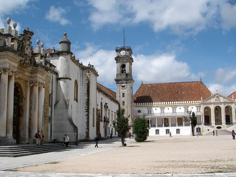 Pátio das Escolas com a torre da Universidade de Coimbra