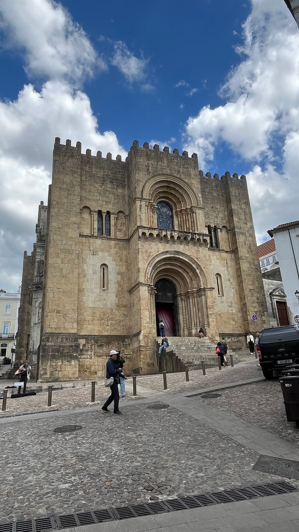 Fachada românica da Sé Velha de Coimbra