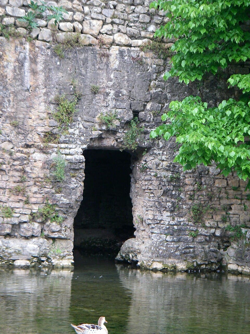 Abertura de pedra do Castellum de Alcabideque junto ao tanque de água