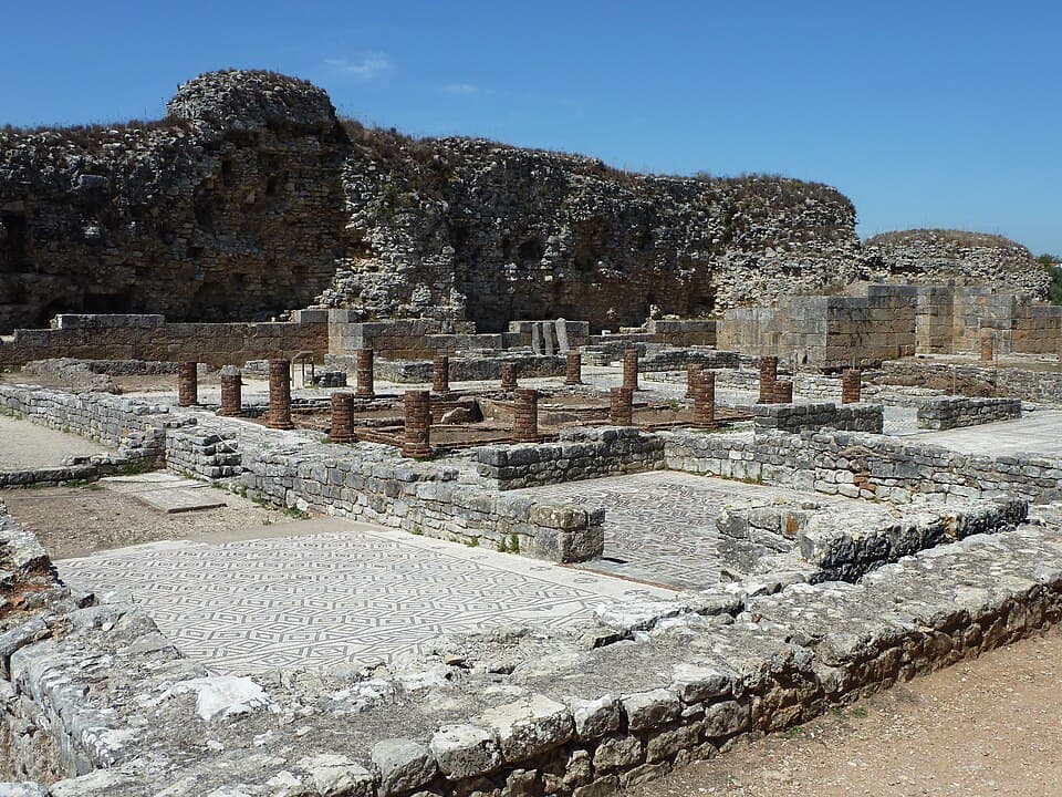 Mosaico e estruturas arqueológicas nas Ruínas de Conímbriga, em Condeixa-a-Nova