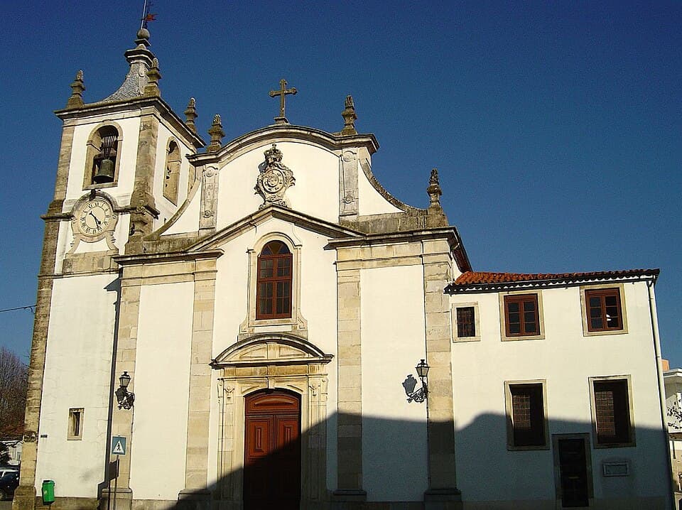 Fachada e torre da Igreja Matriz de Condeixa-a-Nova