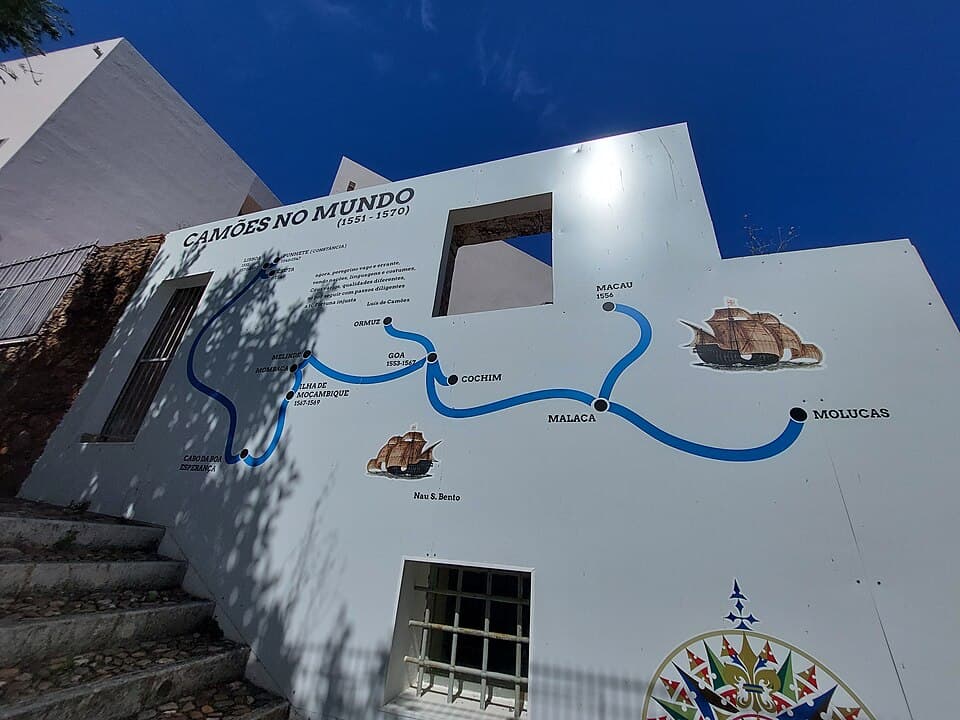 Painel Camões no Mundo na fachada oeste da Casa-Memória de Camões