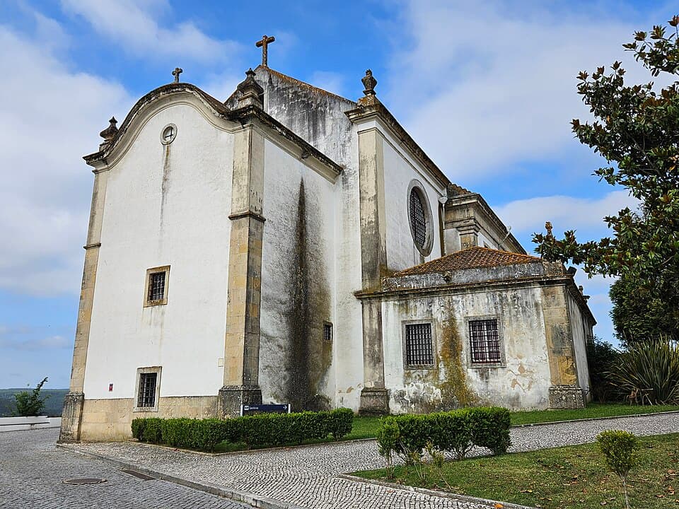 Fachadas lateral e posterior da Igreja de Nossa Senhora dos Mártires em Constância