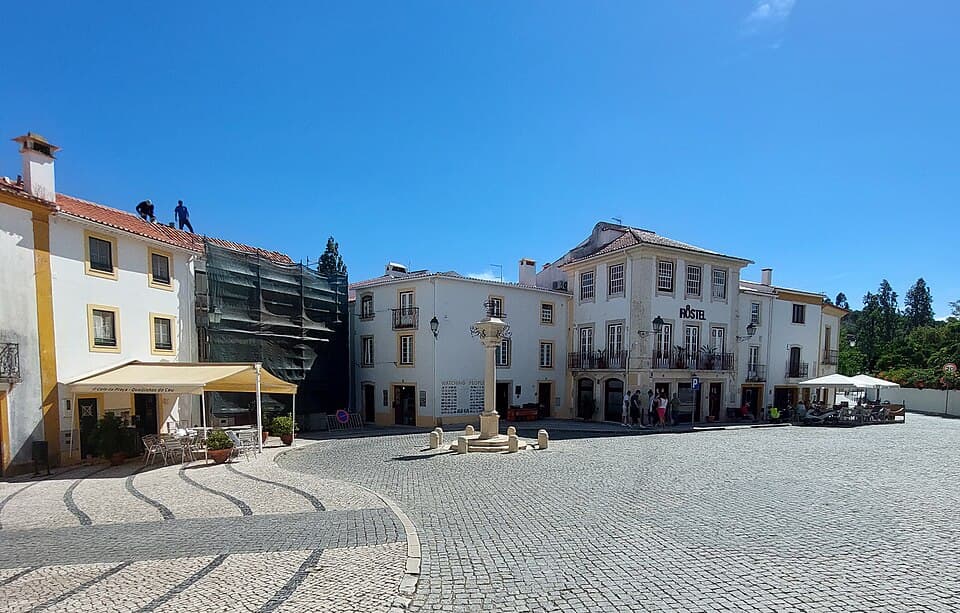 Pelourinho de Constância no centro da Praça Alexandre Herculano