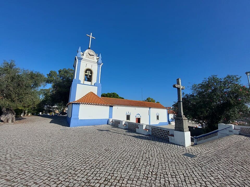 Igreja de Nossa Senhora do Castelo e adro no alto de Coruche