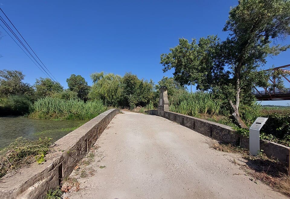 Tabuleiro estreito da Ponte da Coroa entre água e vegetação em Coruche