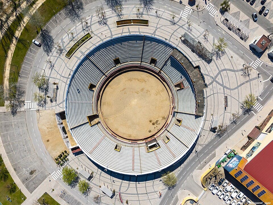 Vista aérea sobre a arena circular da Praça de Touros de Coruche