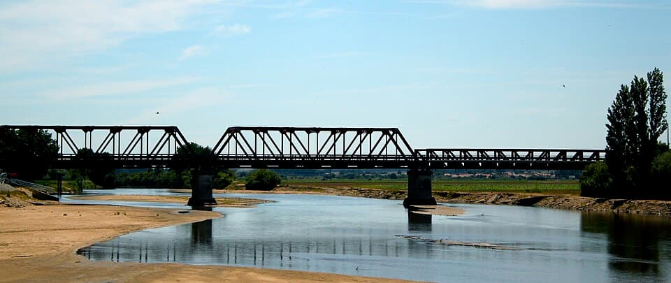 Rio Sorraia e ponte ferroviária metálica em Coruche