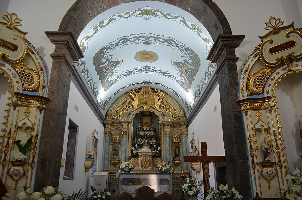 Interior da Igreja de Nossa Senhora dos Milagres na Vila do Corvo