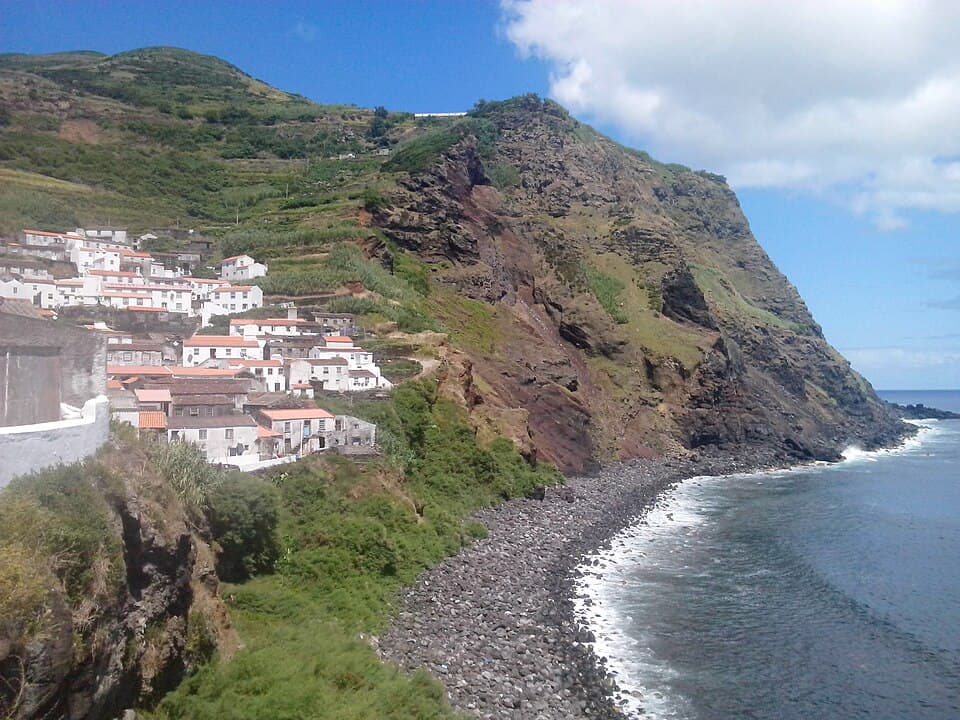 Ruas e casario da Vila do Corvo