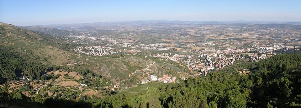 Vista sobre a Covilhã e a Cova da Beira a partir da encosta da Serra da Estrela