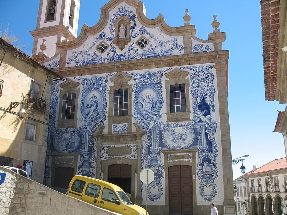 Fachada com azulejos azuis e brancos da Igreja de Santa Maria Maior, na Covilhã