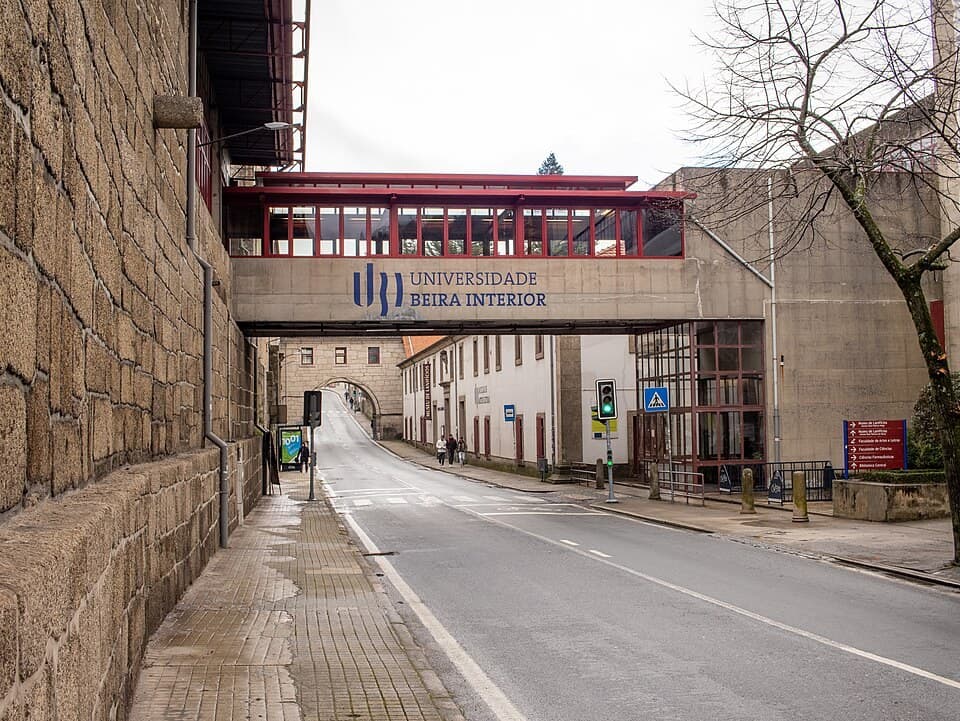 Entrada principal do Museu de Lanifícios e rua da antiga zona fabril da Covilhã