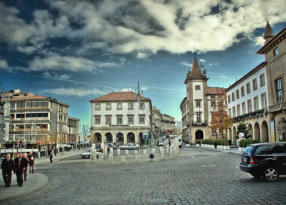 Praça do Município, monumento e edifícios do centro da Covilhã