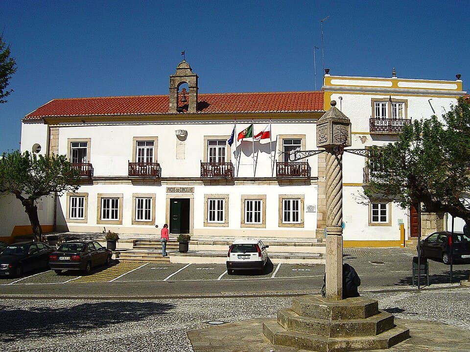 Pelourinho do Crato diante dos Paços do Concelho