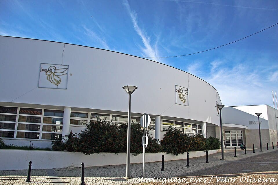 Edifício contemporâneo da Biblioteca Municipal de Cuba
