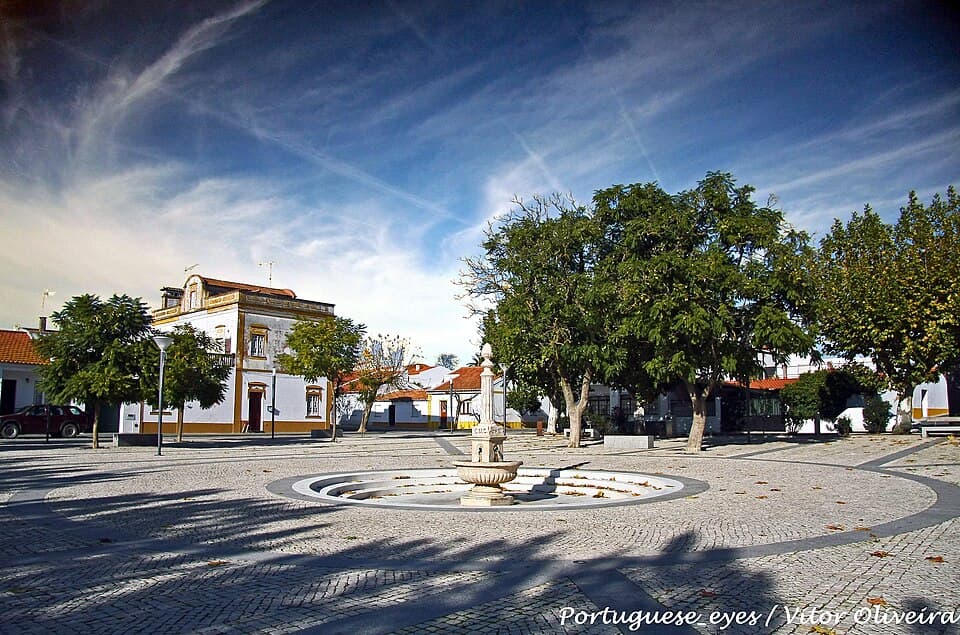 Praça arborizada e casario no centro da vila de Cuba