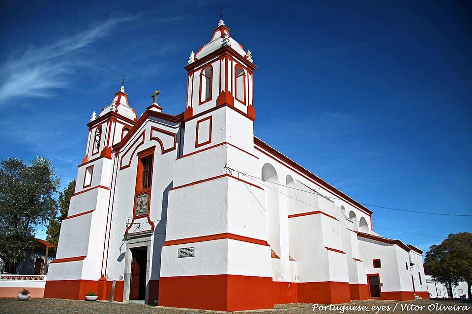 Fachada branca e vermelha da Igreja Matriz de São Vicente, em Cuba