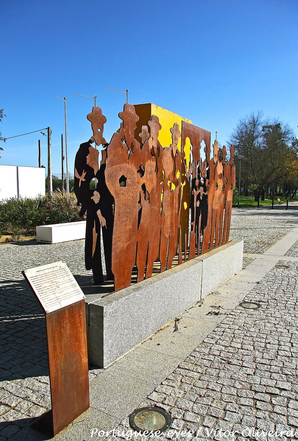 Monumento em metal recortado dedicado ao Cante Alentejano, em Cuba