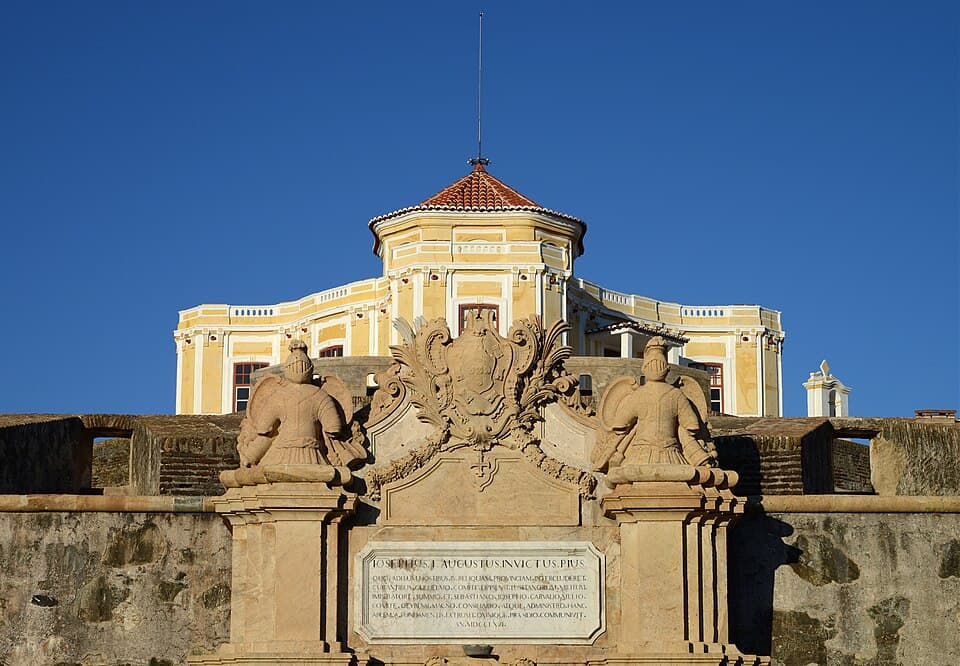 Entrada monumental do Forte da Graça, em Elvas