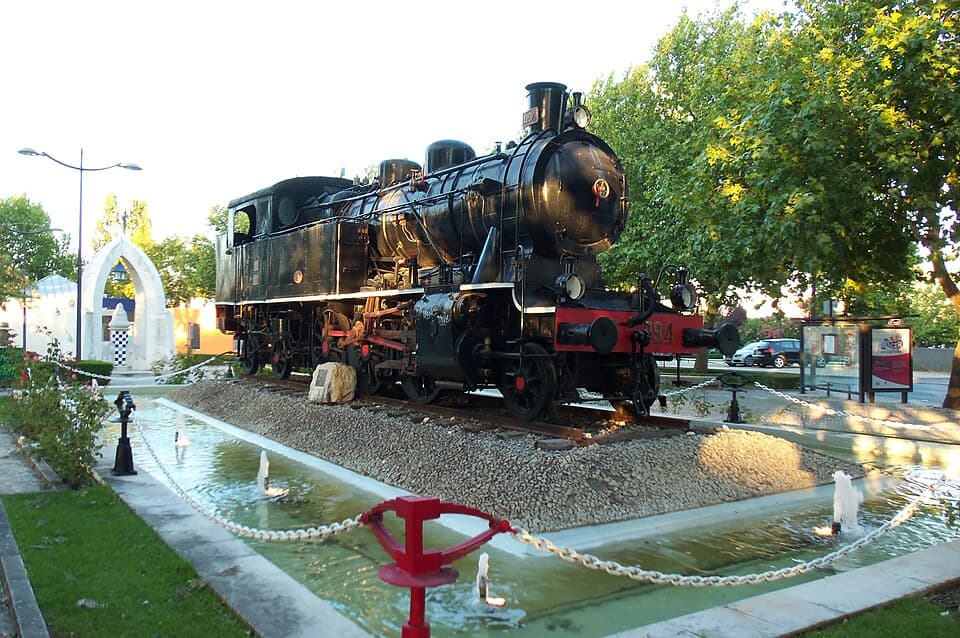 Locomotiva a vapor 094 exposta num largo do Entroncamento