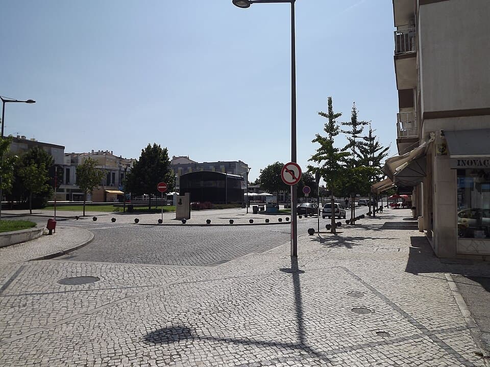 Calçada e espaço urbano da Praça Salgueiro Maia no Entroncamento