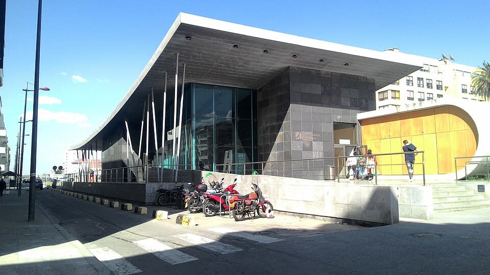 Entrada moderna da Estação Ferroviária de Espinho