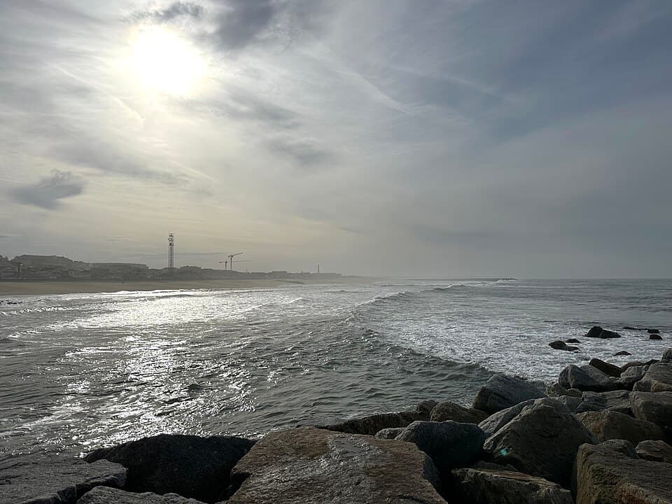 Ondas, rochas e areal da Praia da Baía em Espinho