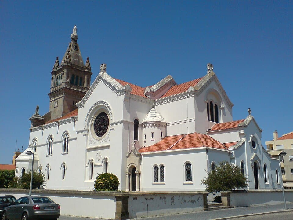 Fachada branca e torre da Igreja Matriz de Espinho