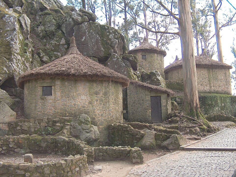 Construções circulares em pedra no Castro de São Lourenço, em Vila Chã