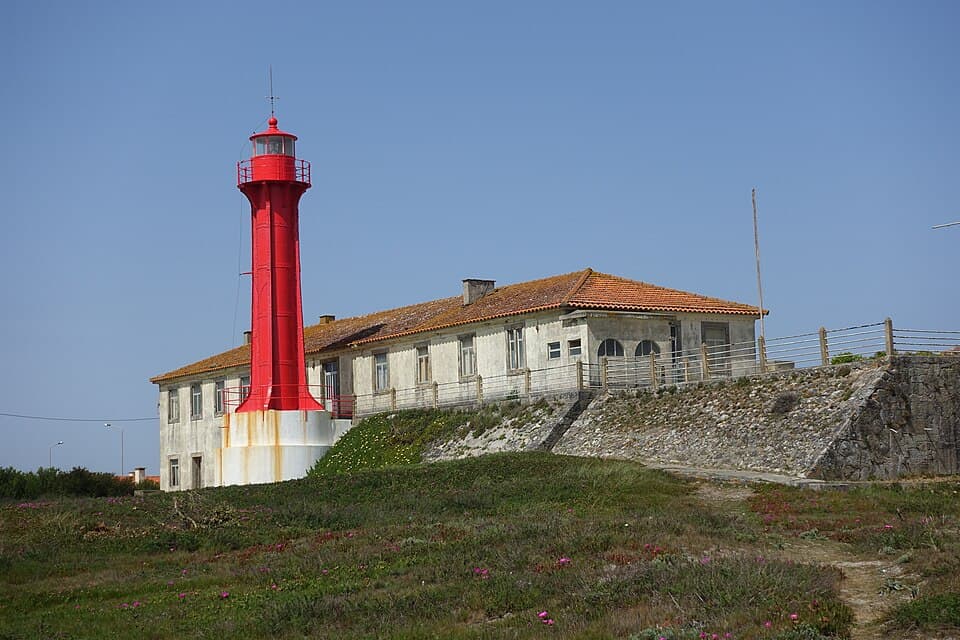 Farol vermelho de Esposende diante do antigo forte junto à barra