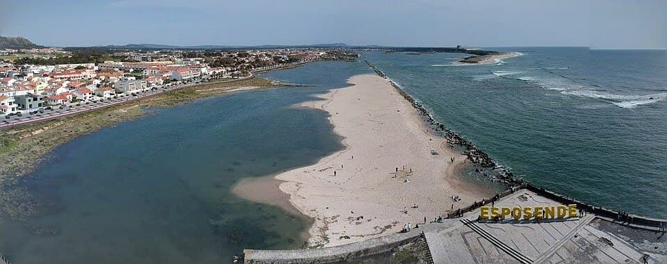 Vista aérea da foz do rio Cávado, restinga e costa de Esposende