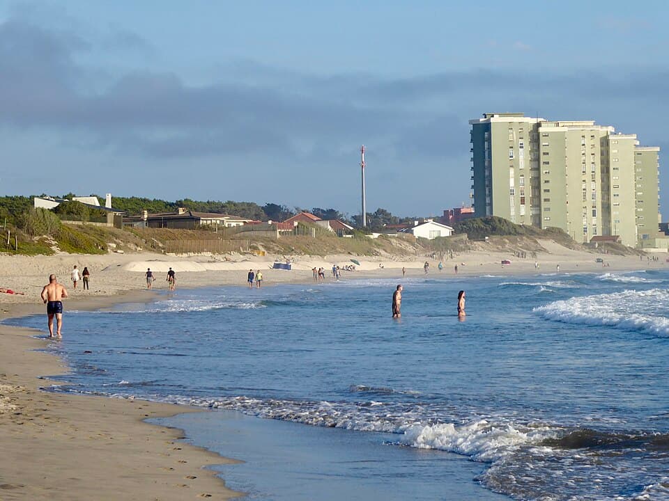 Areal, banhistas e dunas da Praia de Ofir, em Fão