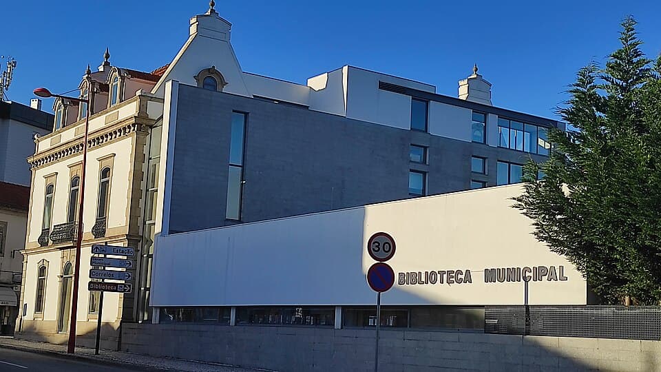 Fachada contemporânea da Biblioteca Municipal de Estarreja