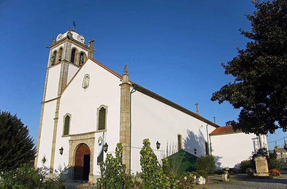 Igreja Matriz de Estarreja com torre sineira e adro arborizado