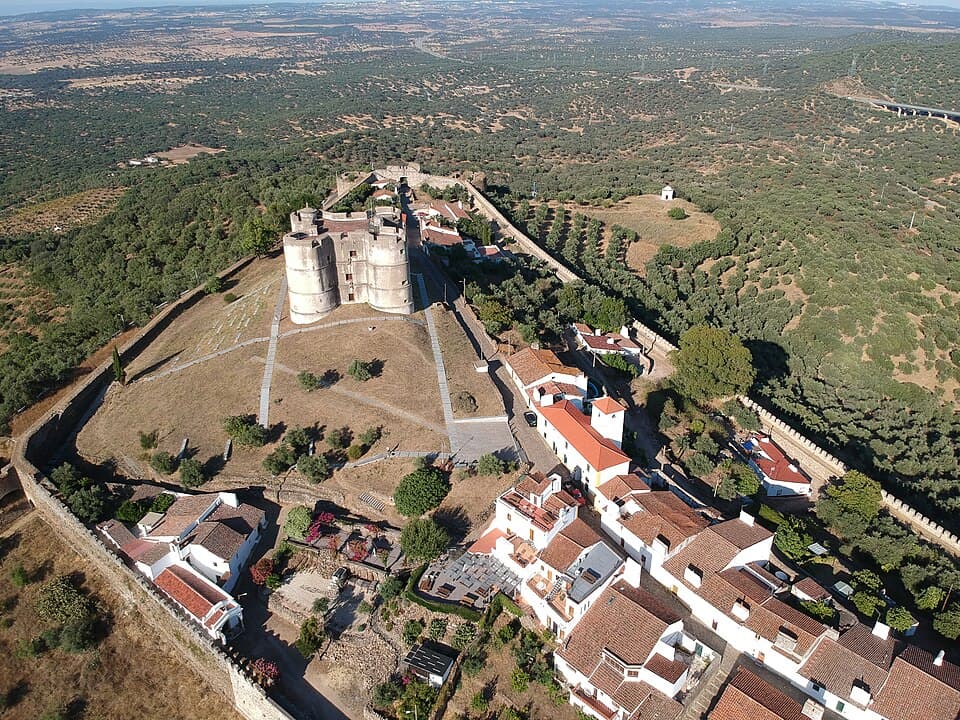 Castelo e núcleo amuralhado de Evoramonte vistos do ar