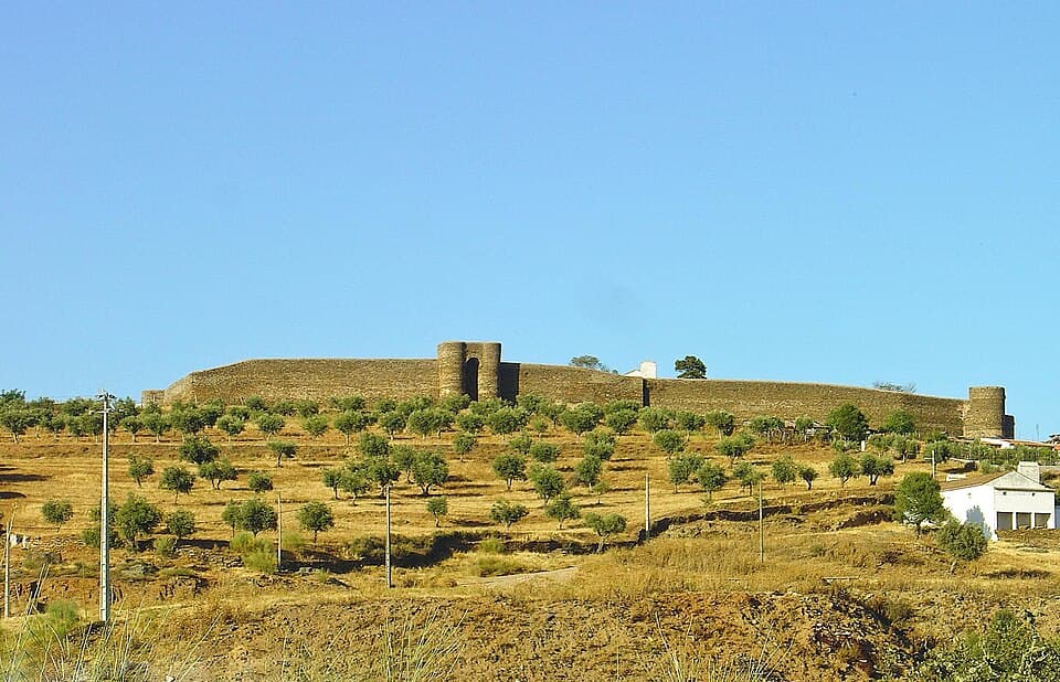 Castelo de Veiros no alto da colina entre olivais