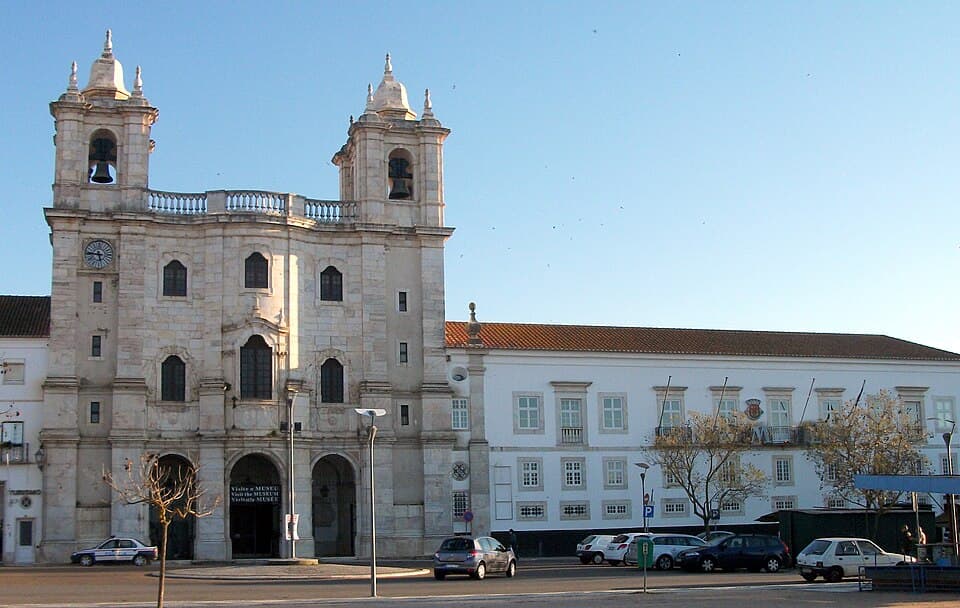 Fachada e torres do Convento dos Congregados de Estremoz