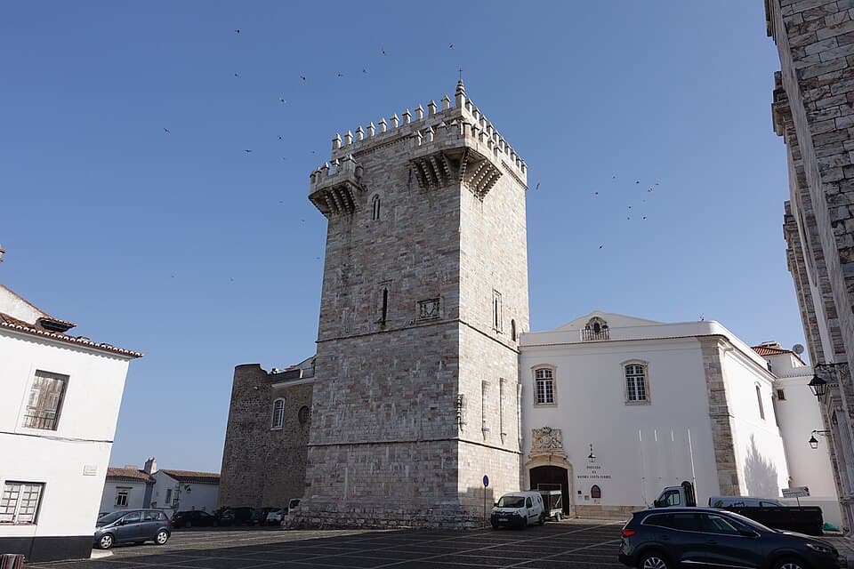 Torre das Três Coroas no recinto do Castelo de Estremoz