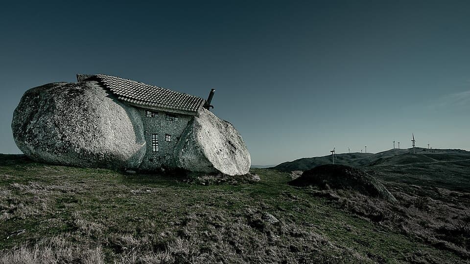 Casa do Penedo integrada entre grandes rochedos na Serra de Fafe
