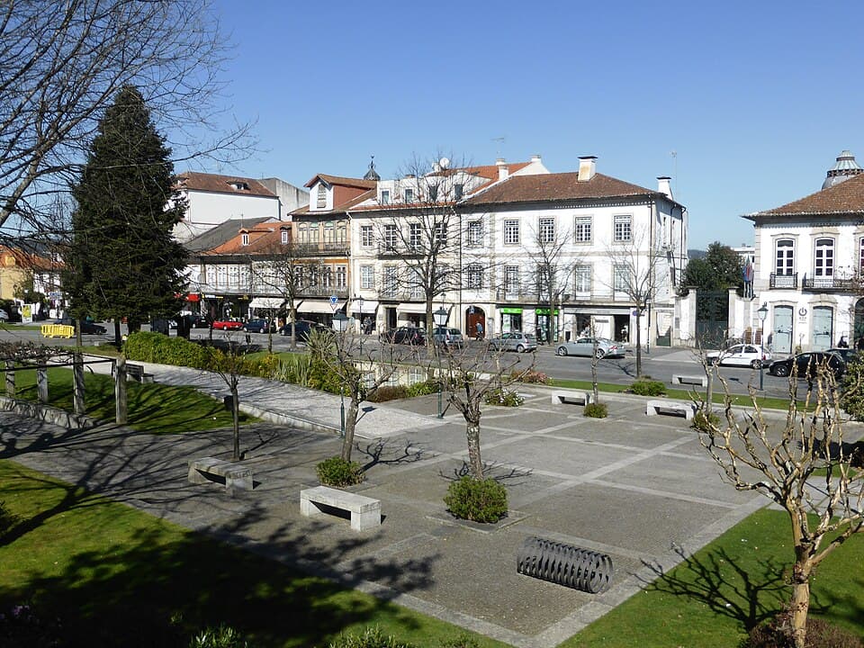 Jardim e edifícios tradicionais da Praça 25 de Abril no centro de Fafe