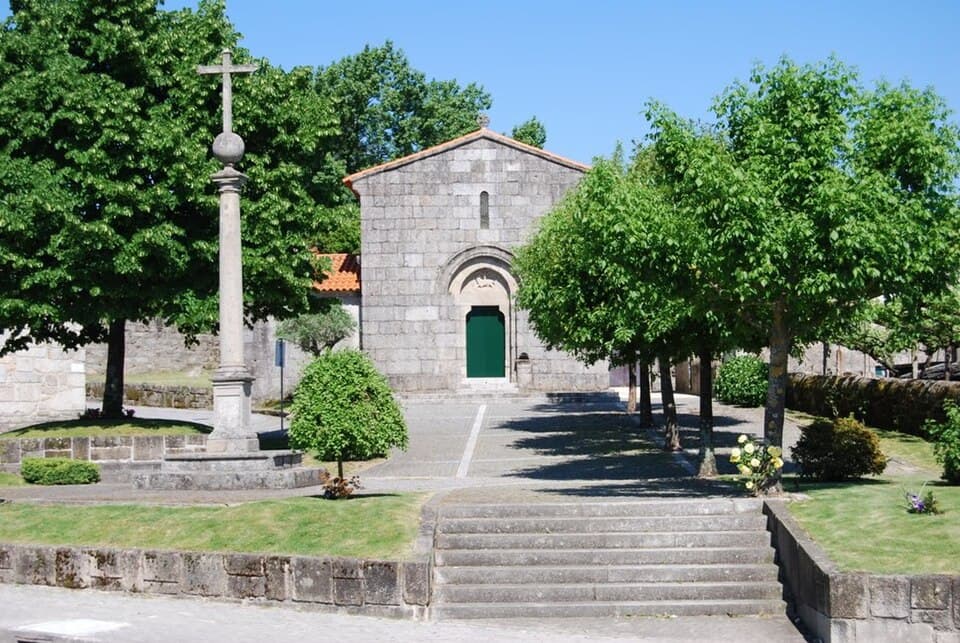 Fachada granítica e adro da Igreja Românica de Arões