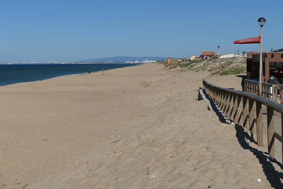Praia de Faro no cordão litoral da Ria Formosa
