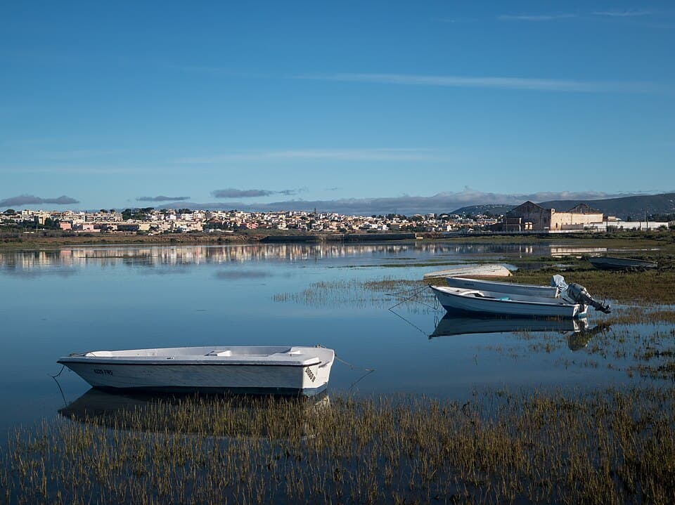 Pequenas embarcações ancoradas na Ria Formosa, em Faro