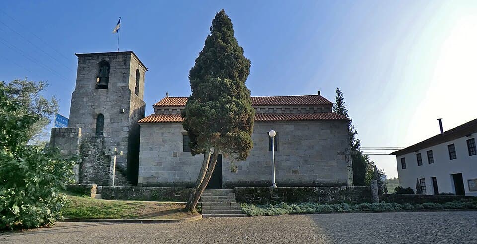 Elevação lateral e torre da Igreja de Santa Maria de Airães