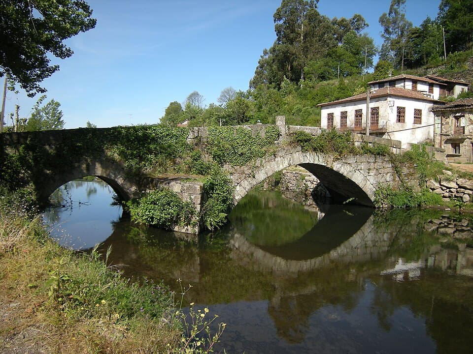 Ponte do Arco refletida nas águas do rio Vizela junto a Vila Fria
