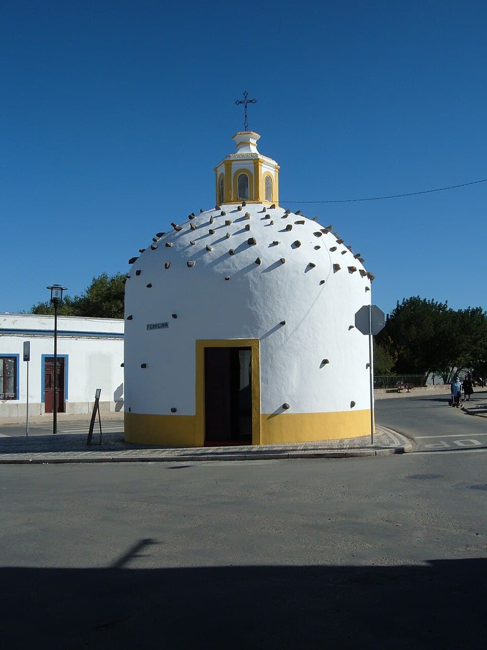 Capela do Calvário com cúpula coberta por pequenas pedras, em Ferreira do Alentejo