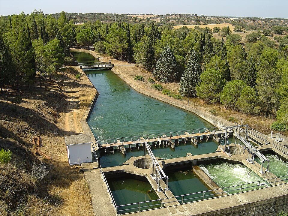 Canal e estruturas hidráulicas da Barragem de Odivelas, em Ferreira do Alentejo