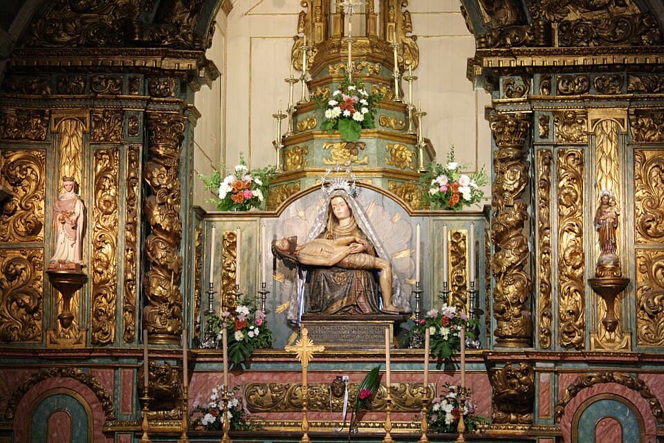 Altar-mor e imagem de Nossa Senhora do Pranto no santuário de Dornes